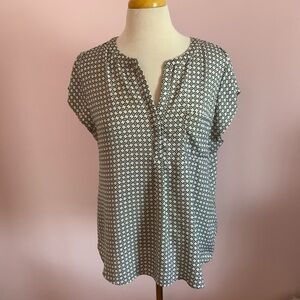 LIZ CLAIBORNE Black and White Geometric Print Cap Sleeve Blouse